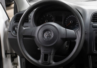 Подержанный автомобиль Volkswagen Polo Sedan 2013 года (17 фото)