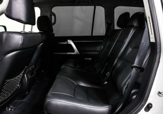 Подержанный автомобиль Toyota Land Cruiser Suv 2016 года (12 фото)