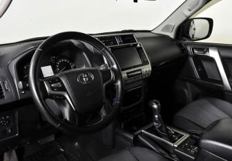 Подержанный автомобиль Toyota Land Cruiser Prado 2019 года (12 фото)