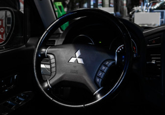 Подержанный автомобиль Mitsubishi Pajero 2012 года (10 фото)