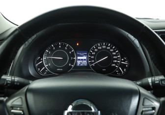 Подержанный автомобиль Nissan Patrol 2013 года (11 фото)
