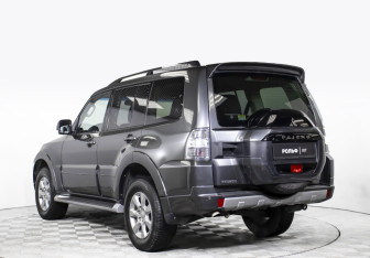 Подержанный автомобиль Mitsubishi Pajero 2014 года (7 фото)