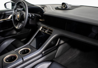 Подержанный автомобиль Porsche Taycan 2020 года (11 фото)