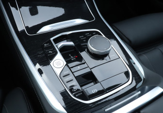 Подержанный автомобиль BMW X5 2025 года (14 фото)