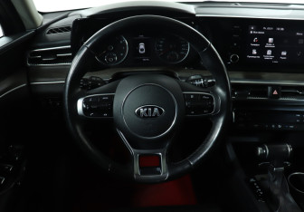 Подержанный автомобиль Kia K5 2021 года (18 фото)