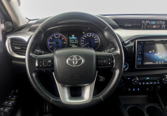 Подержанный автомобиль Toyota Hilux 2016 года (22 фото)