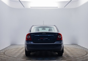 Подержанный автомобиль Ford Focus Sedan 2006 года (6 фото)