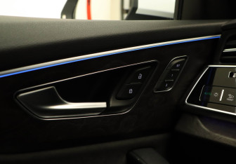 Подержанный автомобиль Audi Q8 2019 года (24 фото)