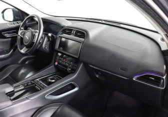 Подержанный автомобиль Jaguar F-Pace 2020 года (10 фото)