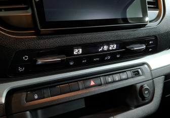 Подержанный автомобиль Peugeot Traveller 2019 года (21 фото)