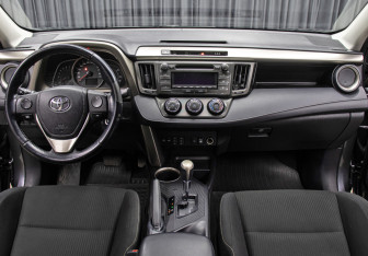 Подержанный автомобиль Toyota RAV4 2013 года (14 фото)
