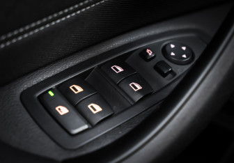 Подержанный автомобиль BMW X1 2015 года (20 фото)