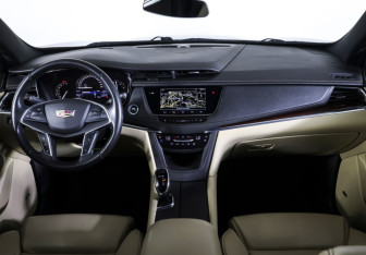 Подержанный автомобиль Cadillac XT5 2017 года (12 фото)