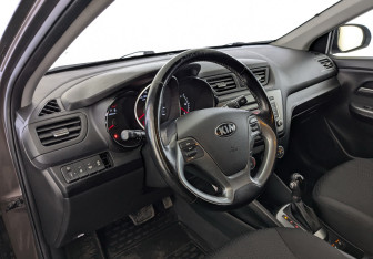 Подержанный автомобиль Kia Rio Sedan 2017 года (16 фото)