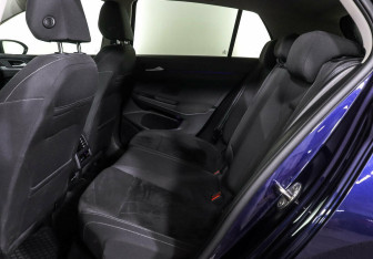 Подержанный автомобиль Volkswagen Golf Hatchback 2021 года (18 фото)