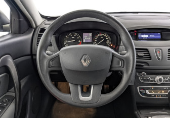 Подержанный автомобиль Renault Latitude 2013 года (21 фото)
