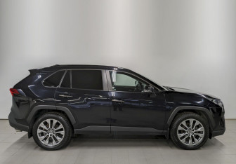 Подержанный автомобиль Toyota RAV4 2021 года (4 фото)
