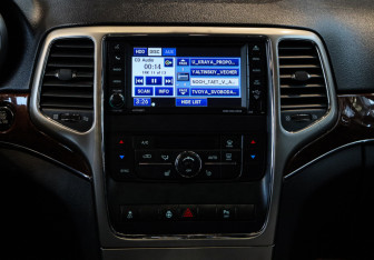 Подержанный автомобиль Jeep Grand Cherokee 2012 года (12 фото)