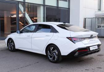 Подержанный автомобиль Hyundai Elantra Sedan 2023 года (6 фото)