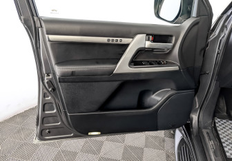 Подержанный автомобиль Toyota Land Cruiser Suv 2019 года (19 фото)