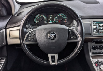 Подержанный автомобиль Jaguar XF Sedan 2013 года (22 фото)