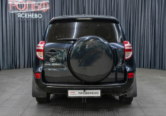 Подержанный автомобиль Toyota RAV4 2011 года (6 фото)