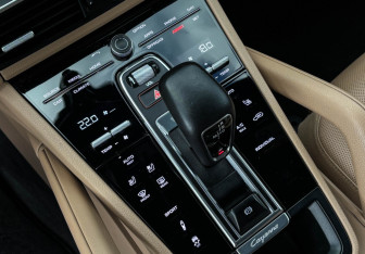 Подержанный автомобиль Porsche Cayenne 2020 года (16 фото)