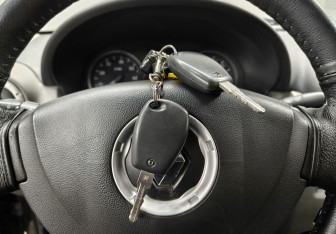 Подержанный автомобиль Renault Logan Sedan 2010 года (14 фото)