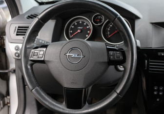 Подержанный автомобиль Opel Astra Wagon 2013 года (17 фото)