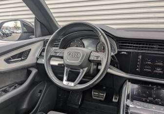 Подержанный автомобиль Audi Q8 2019 года (24 фото)