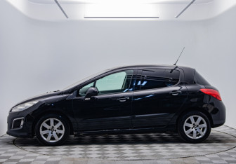Подержанный автомобиль Peugeot 308 Hatchback 2011 года (8 фото)