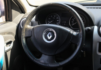Подержанный автомобиль Renault Sandero 2012 года (11 фото)