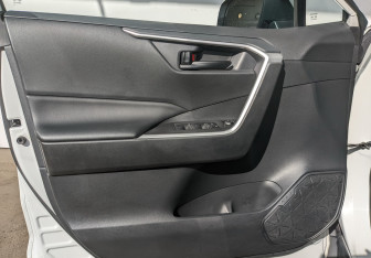 Подержанный автомобиль Toyota RAV4 2021 года (6 фото)