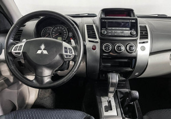 Подержанный автомобиль Mitsubishi Pajero Sport 2014 года (12 фото)