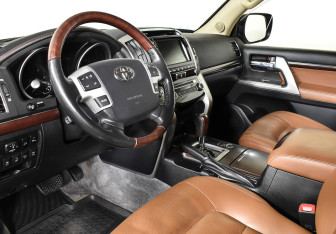 Подержанный автомобиль Toyota Land Cruiser Suv 2015 года (9 фото)
