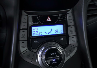 Подержанный автомобиль Hyundai Elantra Sedan 2012 года (14 фото)