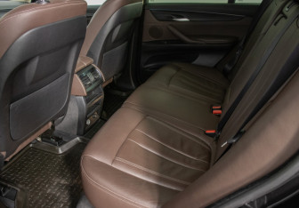 Подержанный автомобиль BMW X5 2015 года (12 фото)