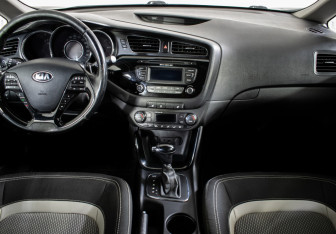 Подержанный автомобиль Kia Ceed Hatchback 2012 года (11 фото)