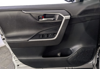 Подержанный автомобиль Toyota RAV4 2021 года (19 фото)