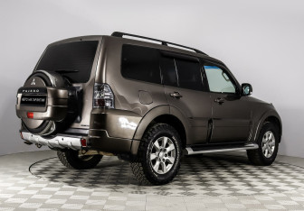 Подержанный автомобиль Mitsubishi Pajero 2013 года (3 фото)