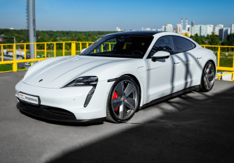 Подержанный автомобиль Porsche Taycan 2020 года (9 фото)