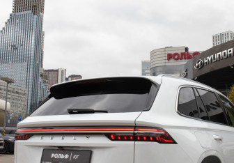 Подержанный автомобиль Geely Monjaro 2025 года (35 фото)