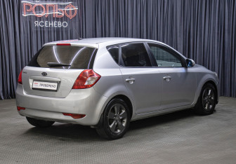 Подержанный автомобиль Kia Ceed Hatchback 2010 года (5 фото)