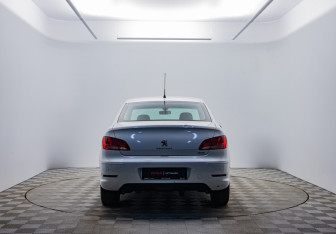 Подержанный автомобиль Peugeot 408 2014 года (6 фото)