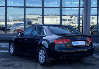Подержанный автомобиль Audi A4 Sedan 2010 года (7 фото)
