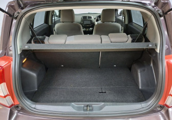 Подержанный автомобиль Toyota Ist 2007 года (12 фото)