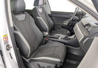 Подержанный автомобиль Audi Q3 2023 года (24 фото)