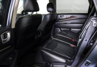 Подержанный автомобиль Infiniti QX60 2016 года (12 фото)