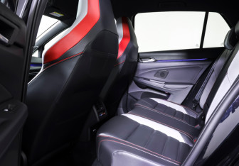 Подержанный автомобиль Volkswagen Golf GTI Hatchback 2021 года (12 фото)