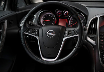 Подержанный автомобиль Opel Astra Sedan 2013 года (13 фото)